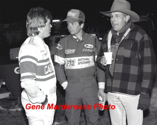 1985 - All Star Sprints - Danny Smith chats with T. J. Giddens and John Sawyer (Gene Marderness Photo)