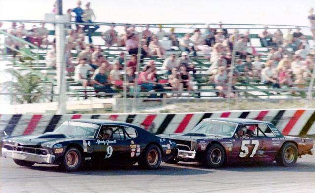 1975 - Al Kuhn closely pursued by Bobby Brack...