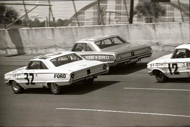 Tiny+Lund+%2332+battles+Fireball+Roberts+%2322+and+Dan+Gurney+%2312+during+the+1964+Daytona+500___.jpg