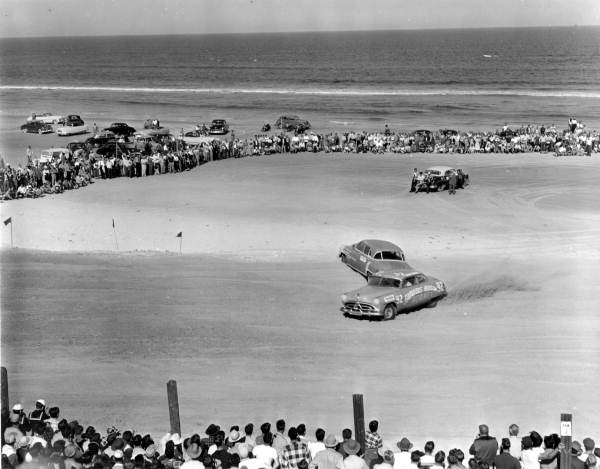 1952 - Herb Thomas avoids a stalled car (State Archives of Florida)