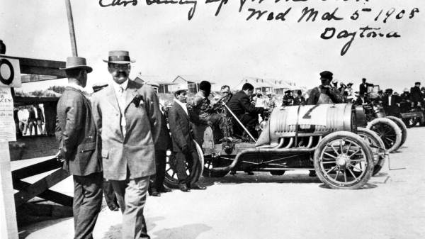 Cars lined up for the start of a race in 1908
