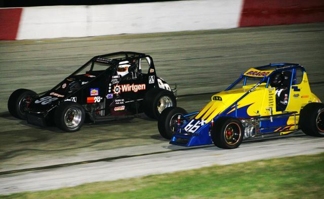 Bobby Santos inches in front of Ray Bragg during the December 2007 Florida 400 (Buddy Bryan Photo)